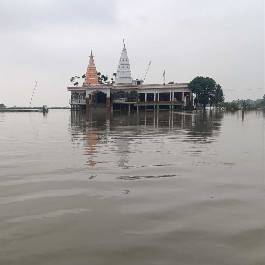 परबत्ता के भरसो गांव में बाढ़ पर आस्था भारी, बह रही है भक्ति की सरिता
