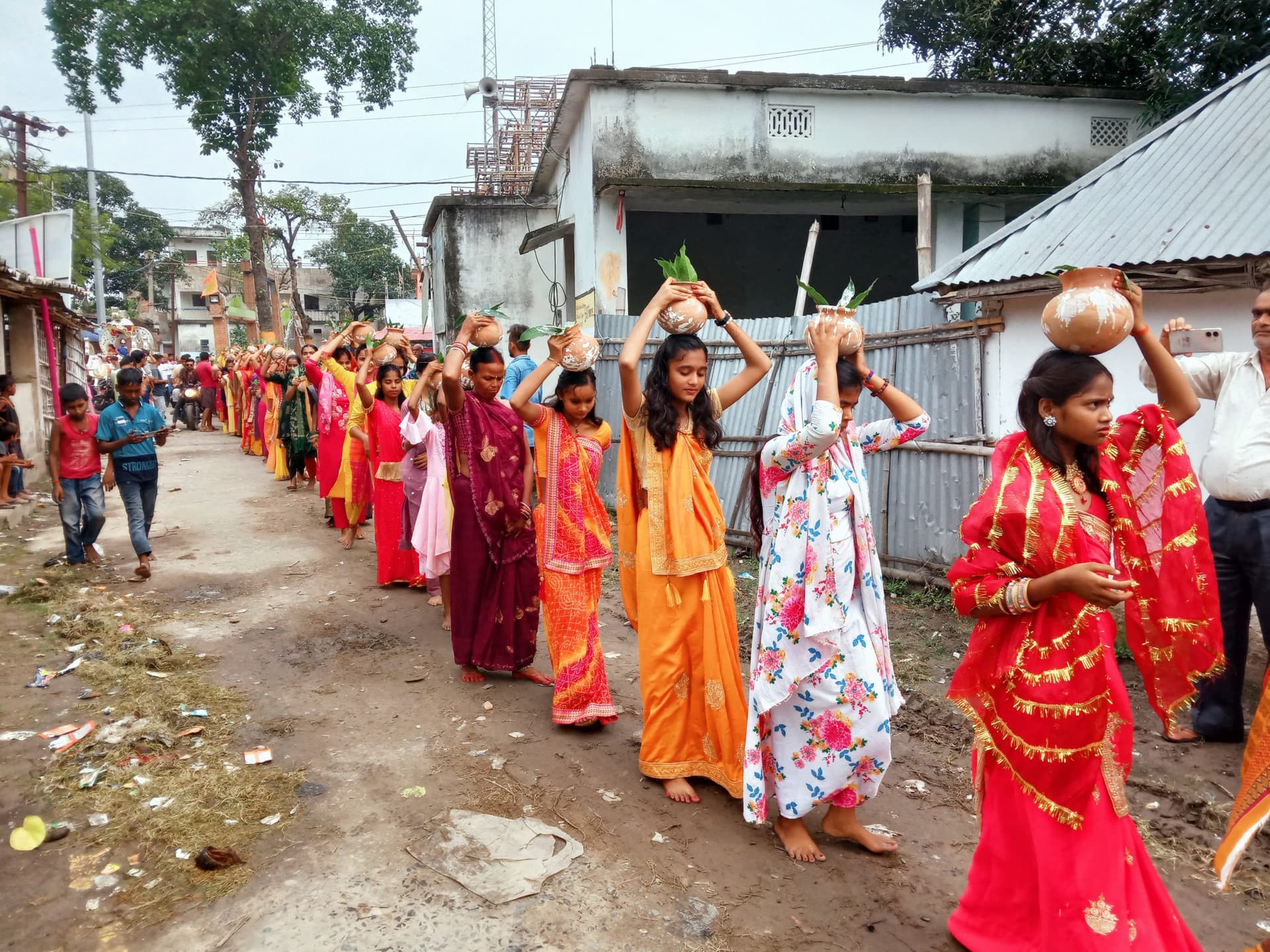 कर्णपुर में भव्य कलश यात्रा के साथ भागवत कथा महोत्सव शुरू