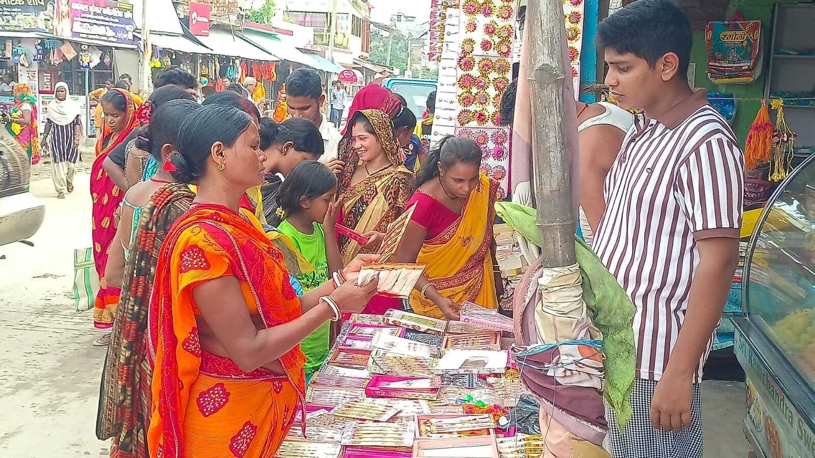 हसनगंज में रक्षाबंधन को लेकर बाजार में चहल-पहल
