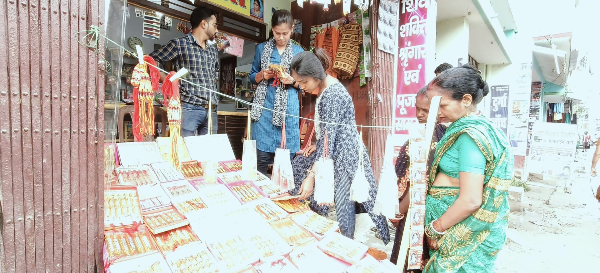 रक्षाबंधन पर बाजार में रौनक, राखियों व गिफ्ट आइटमों की बढ़ी मांग
