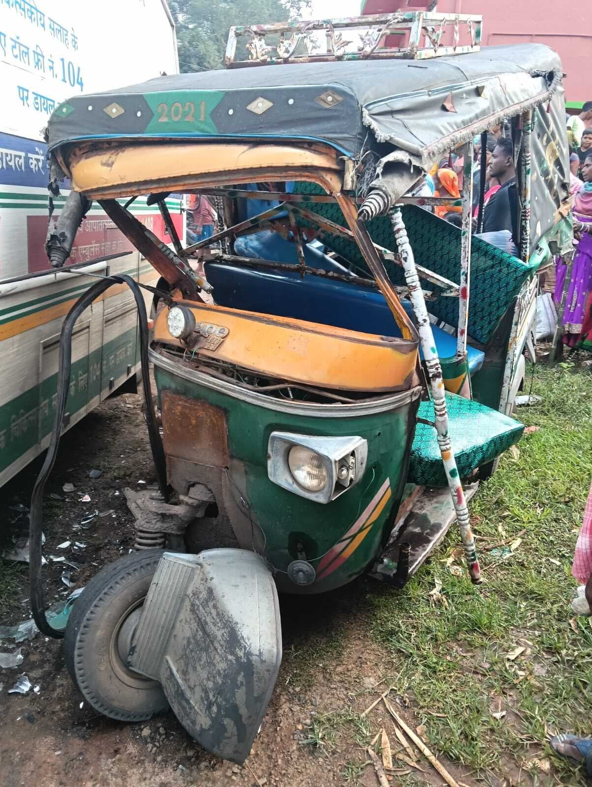 कार-ऑटो की टक्कर से आधा दर्जन लोग घायल