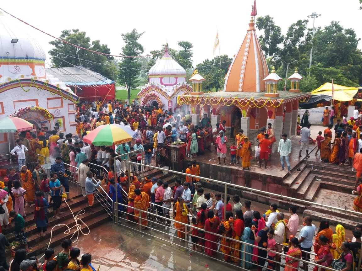 श्रावणी पूर्णिमा पर गोरखनाथ धाम में पांच लाख श्रद्धालुओं ने किया जलाभिषेक