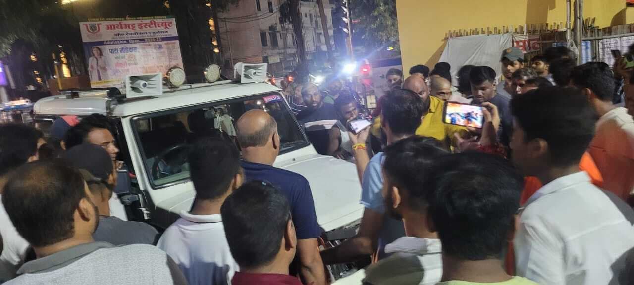 पुलिस बोर्ड लगे तेज रफ्तार वाहन ने स्कूटी में मारी ठोकर, दो घायल