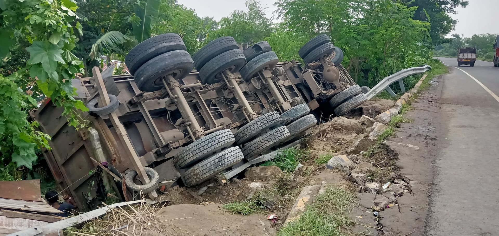 गिट्टी लदा ट्रक पलटा, बाल-बाल बचे चालक व खलासी