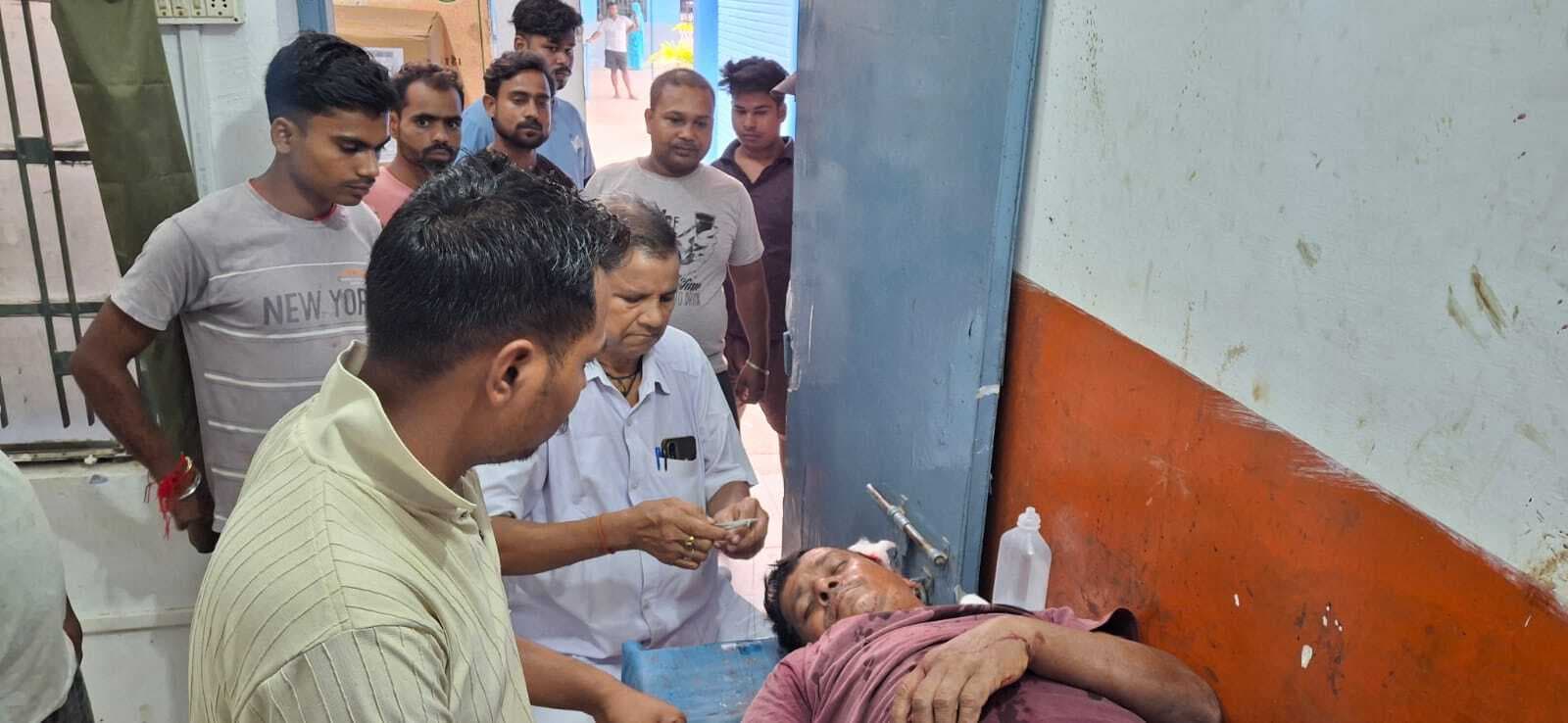 कार के धक्के से बाइक व साइकिल सवार जख्मी