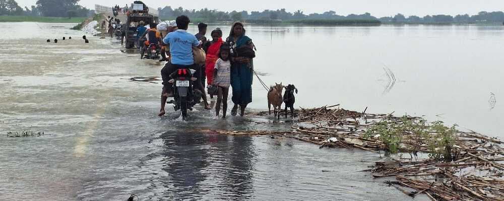 बाढ़ पीड़ित सरकारी राहत सुविधा का कर रहे इंतजार