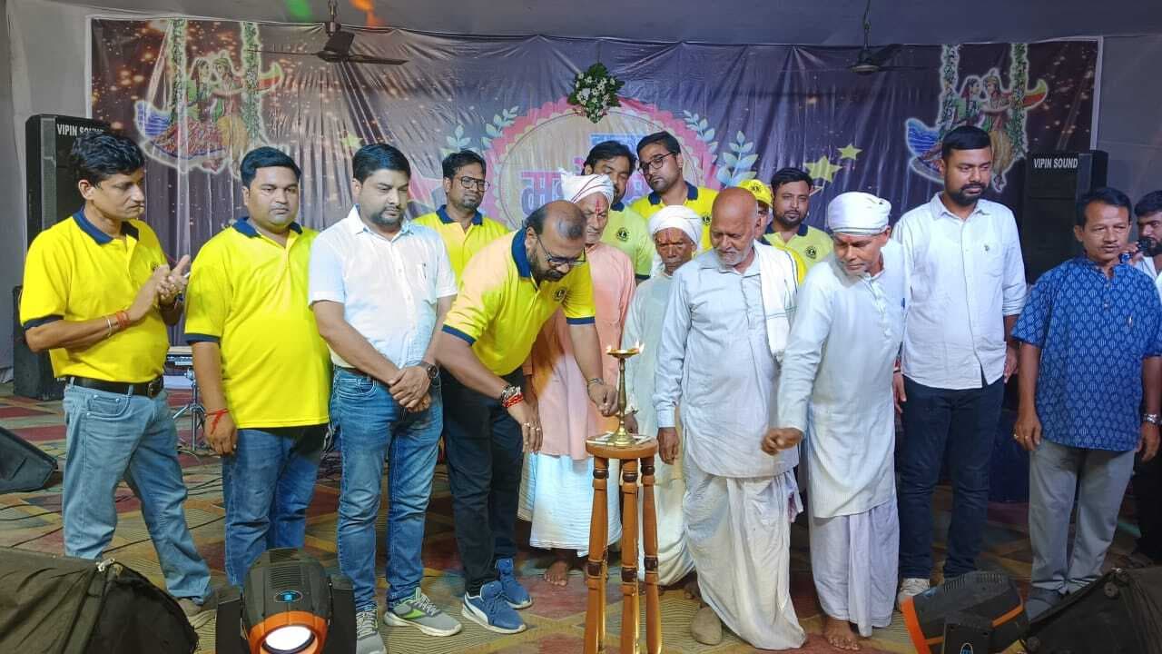 झूलन महोत्सव में कालाकारों ने दर्शकों को किया मंत्रमुग्ध