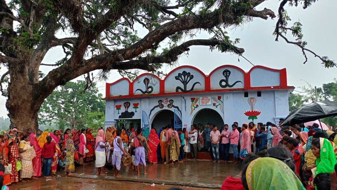 दुबे बाबा की वार्षिक पूजा पर उमड़े भक्त