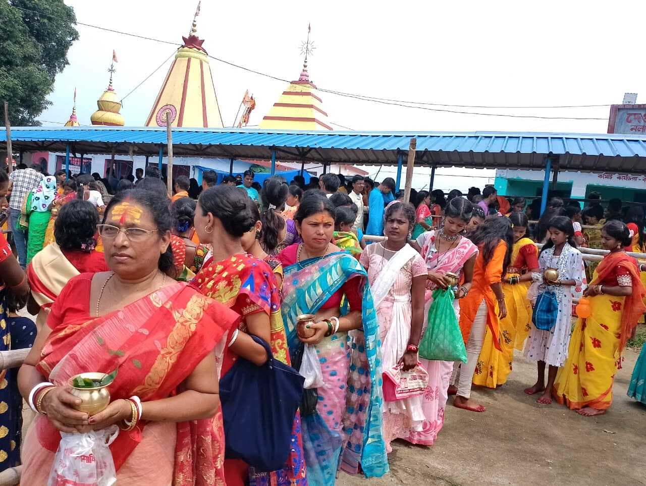 देवलेश्वर मंदिर में श्रद्धालुओं ने पूजा-अर्चना के साथ किया जलाभिषेक