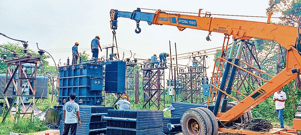 Chaibasa News : चक्रधरपुर में ट्रांसफाॅर्मर लगा, 10 घंटे बिजली ठप, त्रस्त रहे लोग