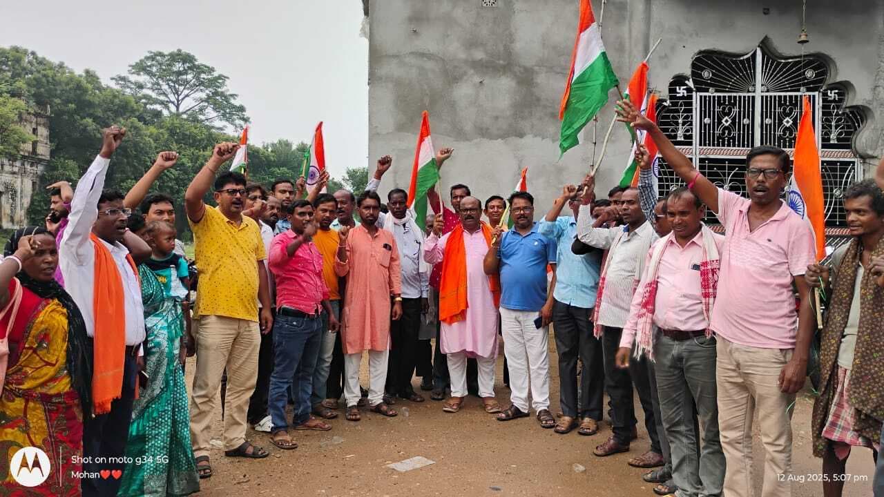 भाजपाइयों ने कुंडहित में निकाली तिरंगा यात्रा