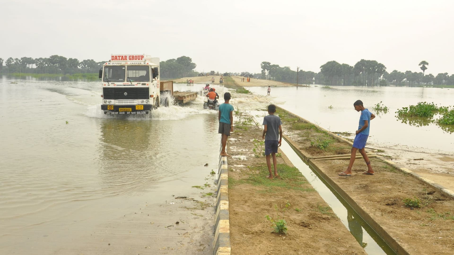 Bhagalpur News: मुंगेर-मिर्जाचौकी फोरलेन पर चढ़ा बाढ़ का पानी, प्लानिंग में खामी उजागर
