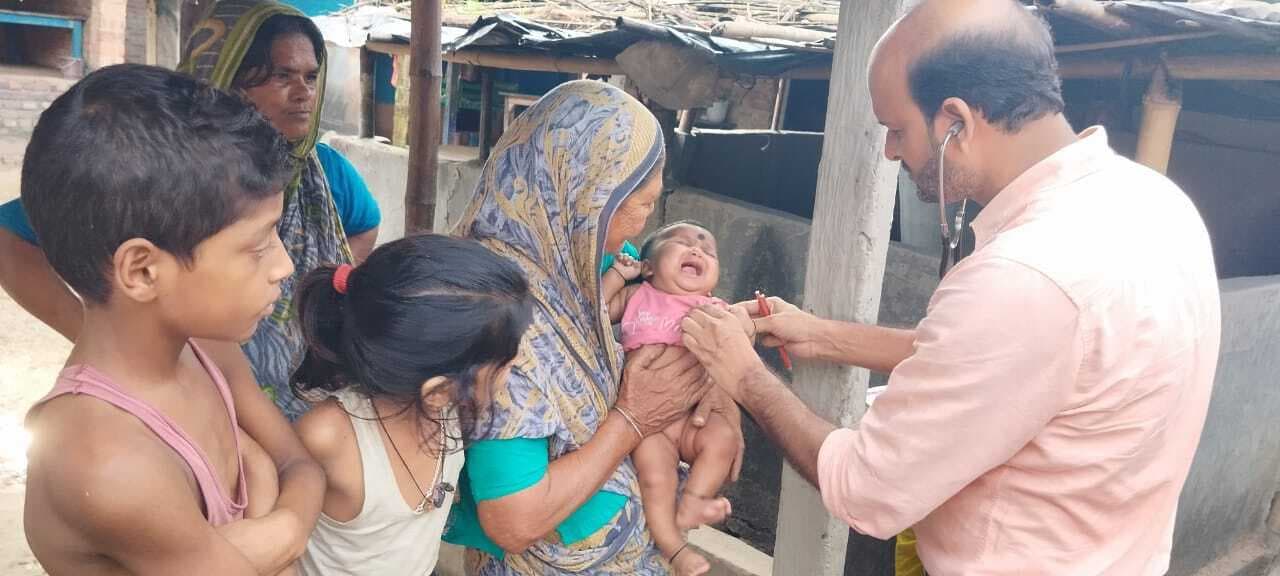 बरसात के बाद भी लोगों के दरवाजे तक पहुंच रही स्वास्थ्य सेवाएं
