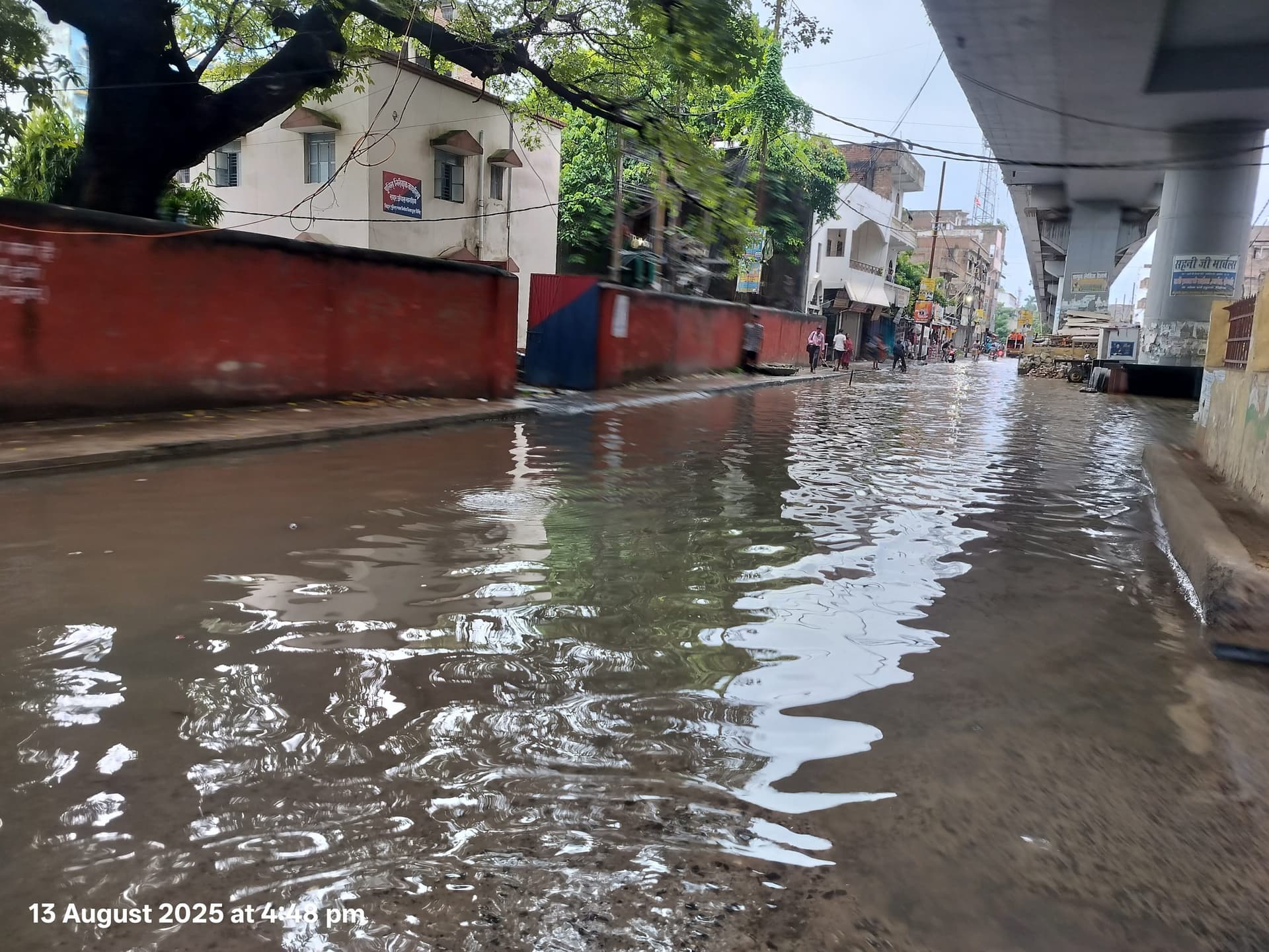 मूसलाधार बारिश से जलमग्न हुआ शहर, जन जीवन अस्त व्यस्त