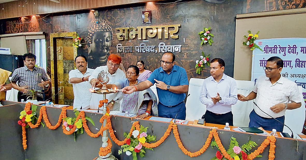 Siwan News : प्रभारी मंत्री ने कई योजनाओं पर जांच के दिये आदेश, दी चेतावनी