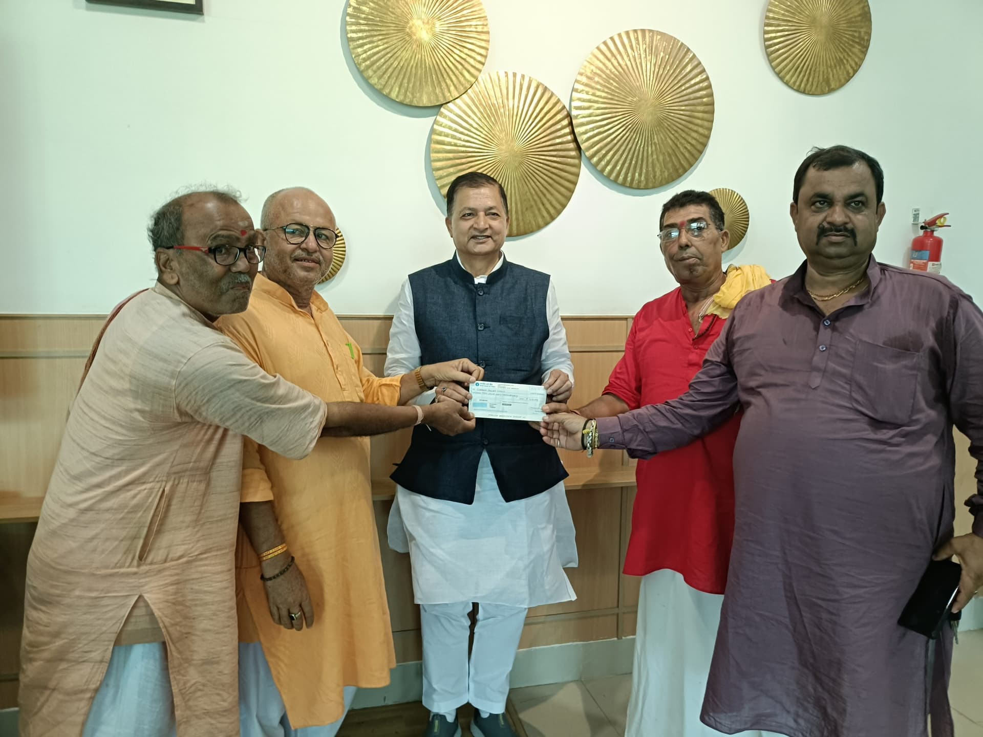Madhubani News : सांसद ने मंदिर निर्माण के लिए अपने निजी कोष से दिया पांच लाख