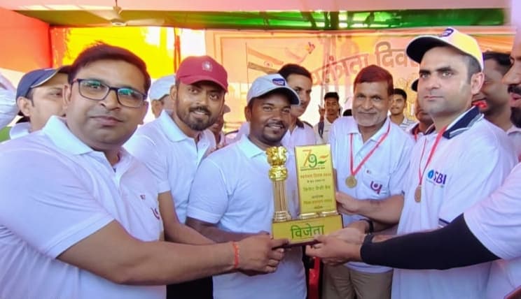 फ्रेंडली क्रिकेट मैच में पब्लिक एकादश ने प्रशासन एकादश को हराया