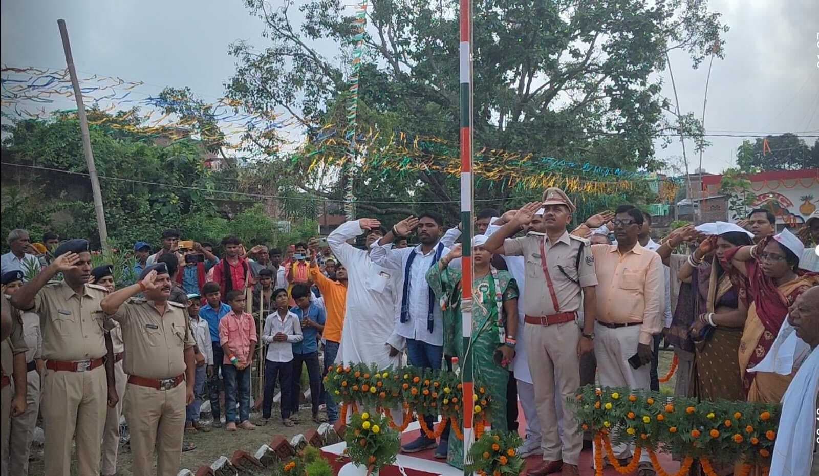 सरकारी व गैर सरकारी संस्थानो में तिरंगे को दी सलामी
