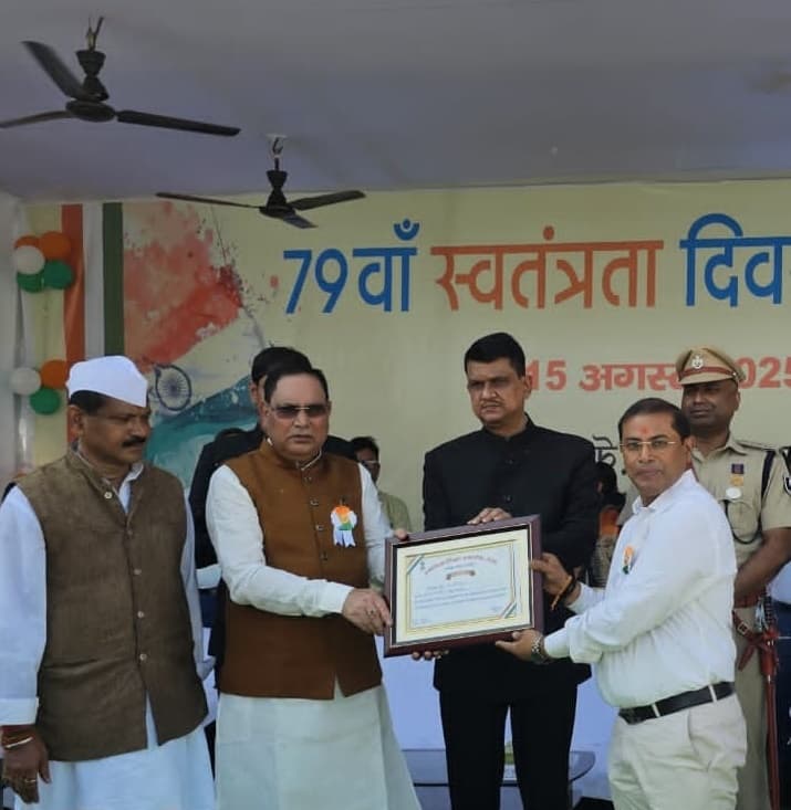 उत्कृष्ट कार्य करने वाले पदाधिकारी, व्यवसायी, चिकित्सक व कर्मियों को किया गया सम्मानित