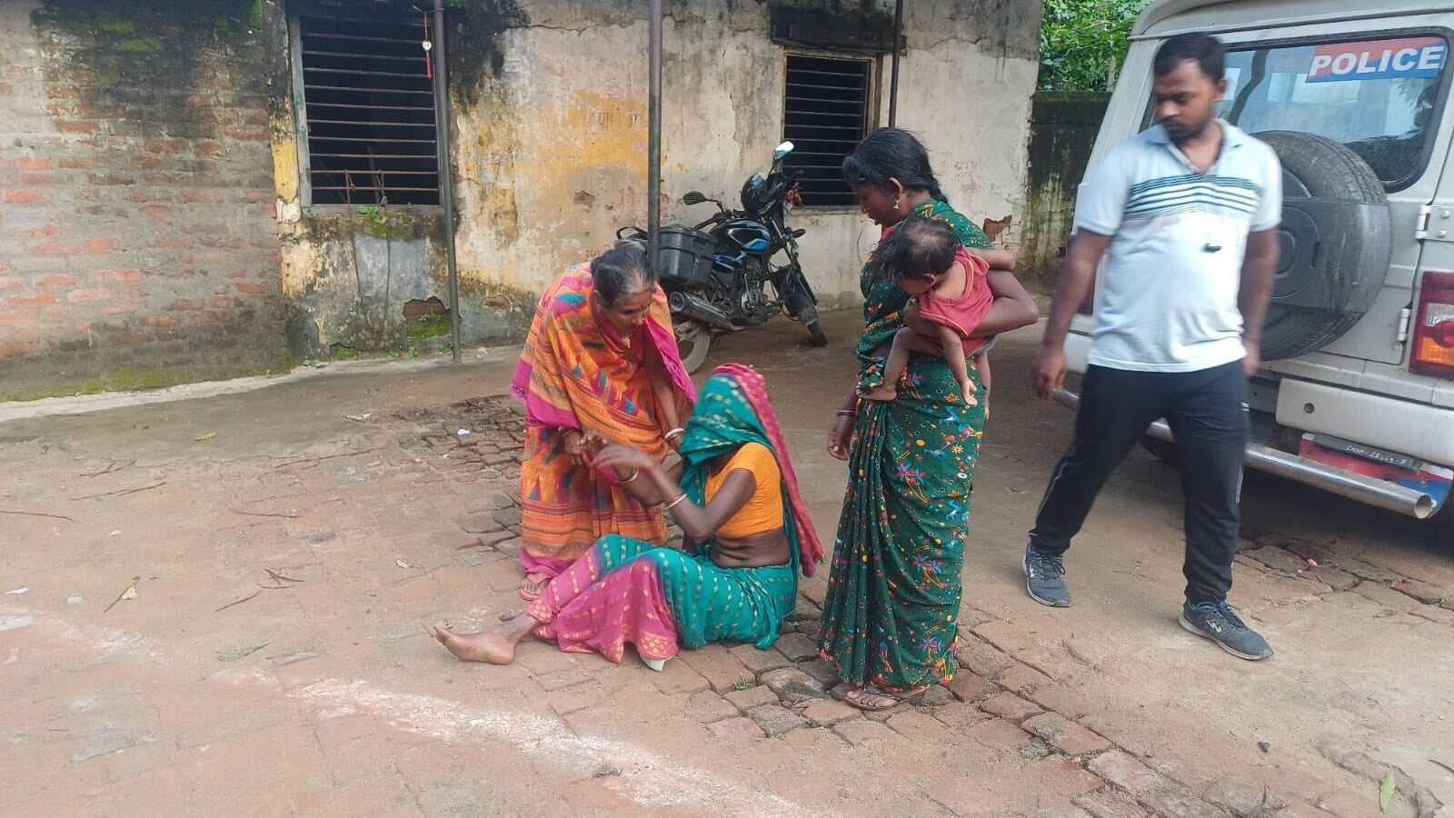 पिकअप के धक्के से बाइक सवार युवक की मौत, पत्नी व दो बच्चे घायल