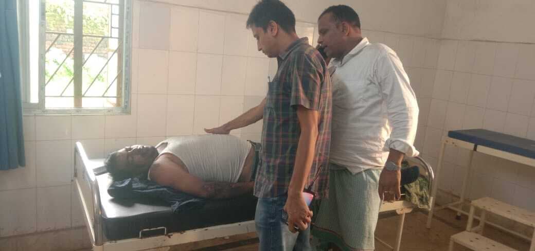 हाइवा के धक्के से बाइक सवार दो युवक, एक रेफर