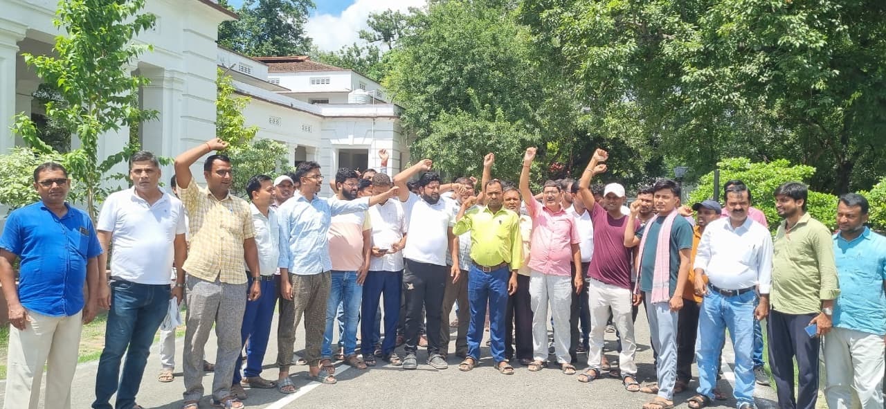 Motihari: कर्मियों की हड़ताल से प्रभावित रहा कार्यालयों का काम