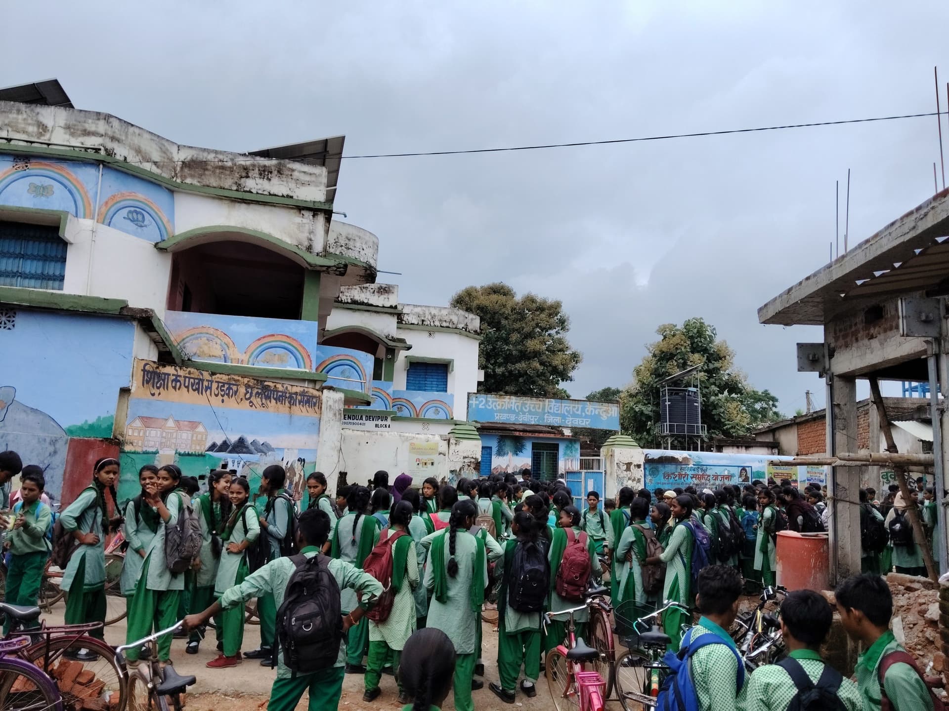 स्कूल में छात्र अधिक और कमरे कम हाेने से विद्यार्थियों को हो रही परेशानी