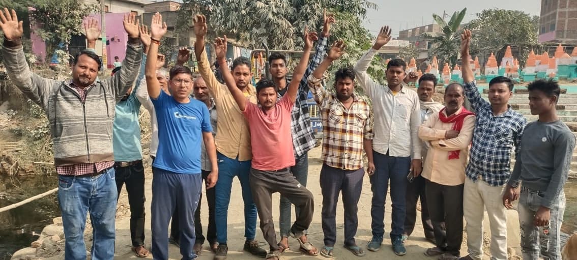 जलजमाव से ध्वस्त हो गयी भठवा-सिपाया सड़क, गुस्साये ग्रामीणों ने किया प्रदर्शन