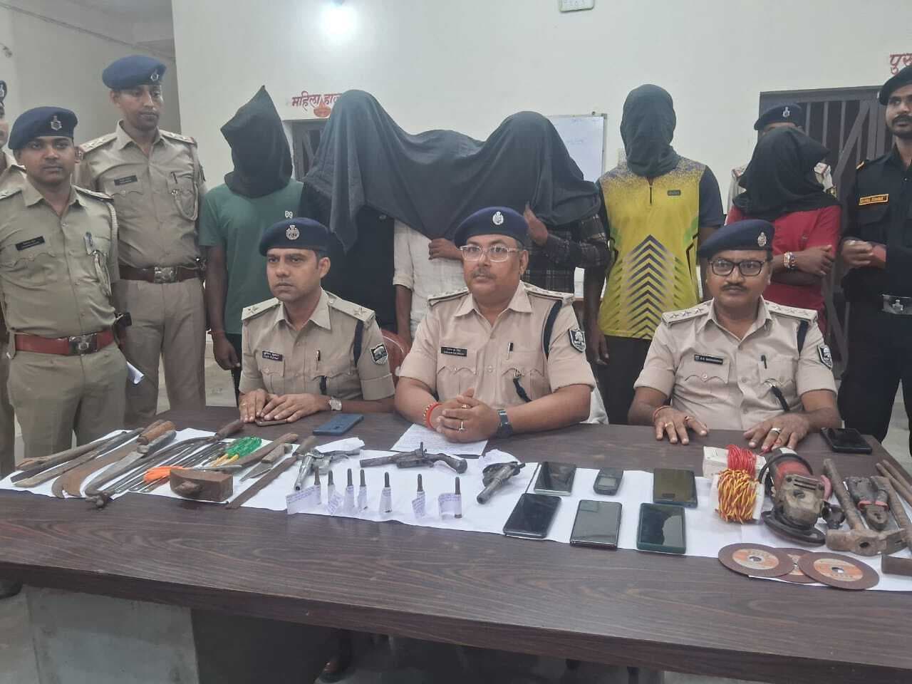 कोढ़ा पुलिस ने डकैती की बड़ी साजिश को किया नाकाम, हथियार के जखीरे के साथ 6 अपराधी गिरफ्तार