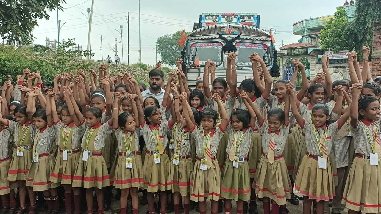 Giridih News: खराब सड़क की मरम्मत की मांग को लेकर सड़क पर उतरे स्कूली बच्चे