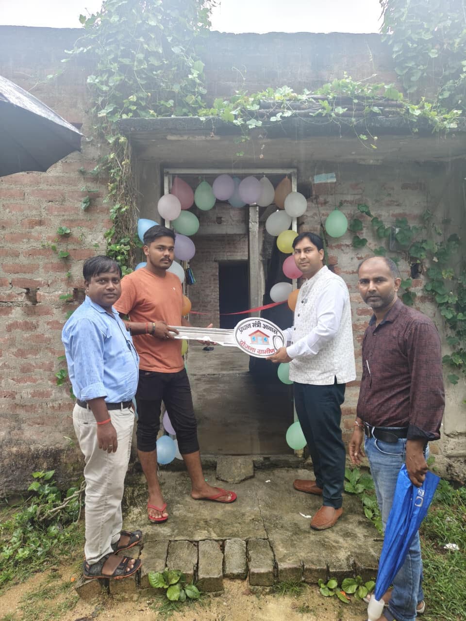 लाभुकों को सौंपी घर की चाबी