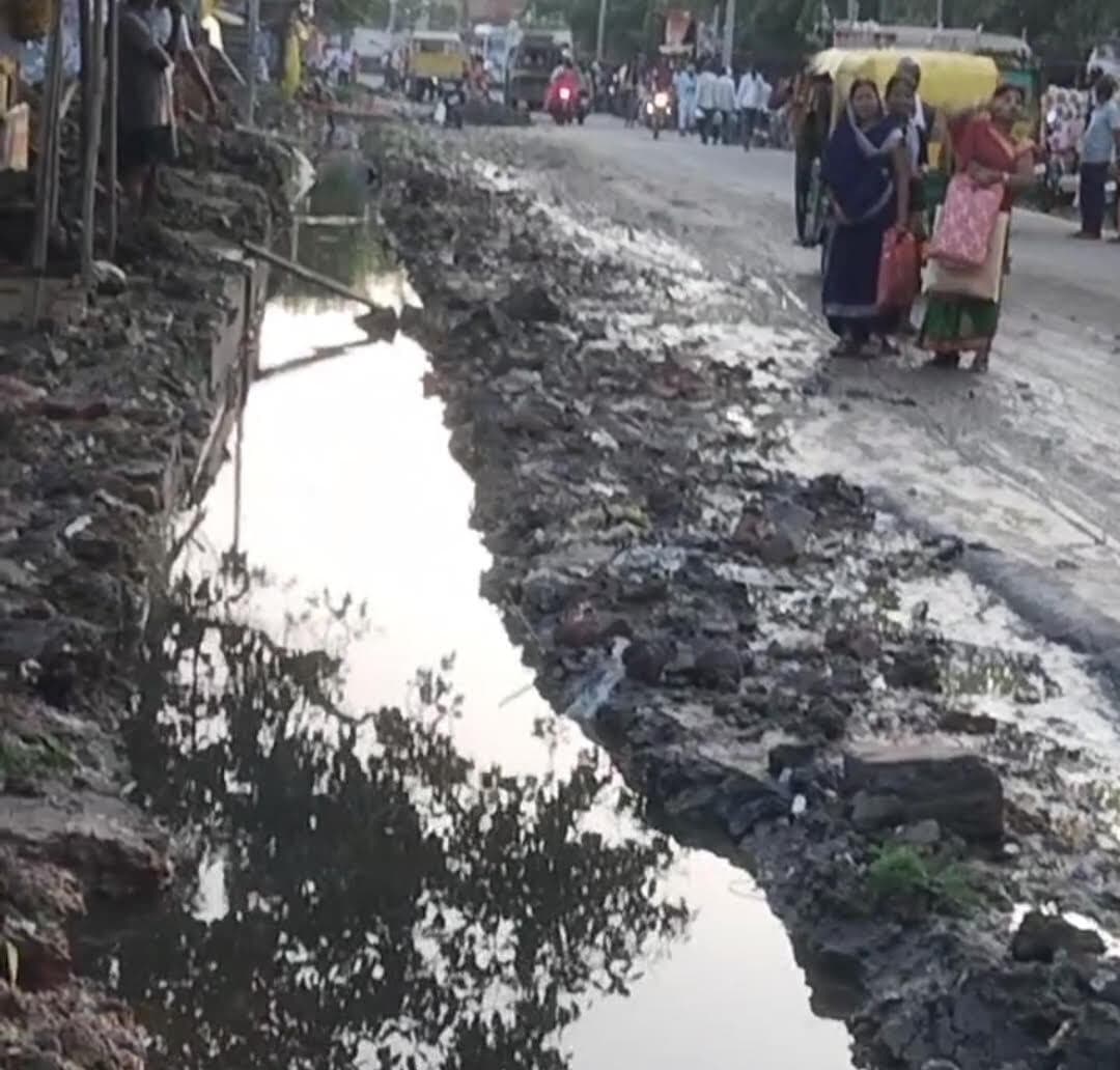 आरा-सासाराम स्टेट हाइवे पर विकास के नाम पर बना जानलेवा गड्ढा
