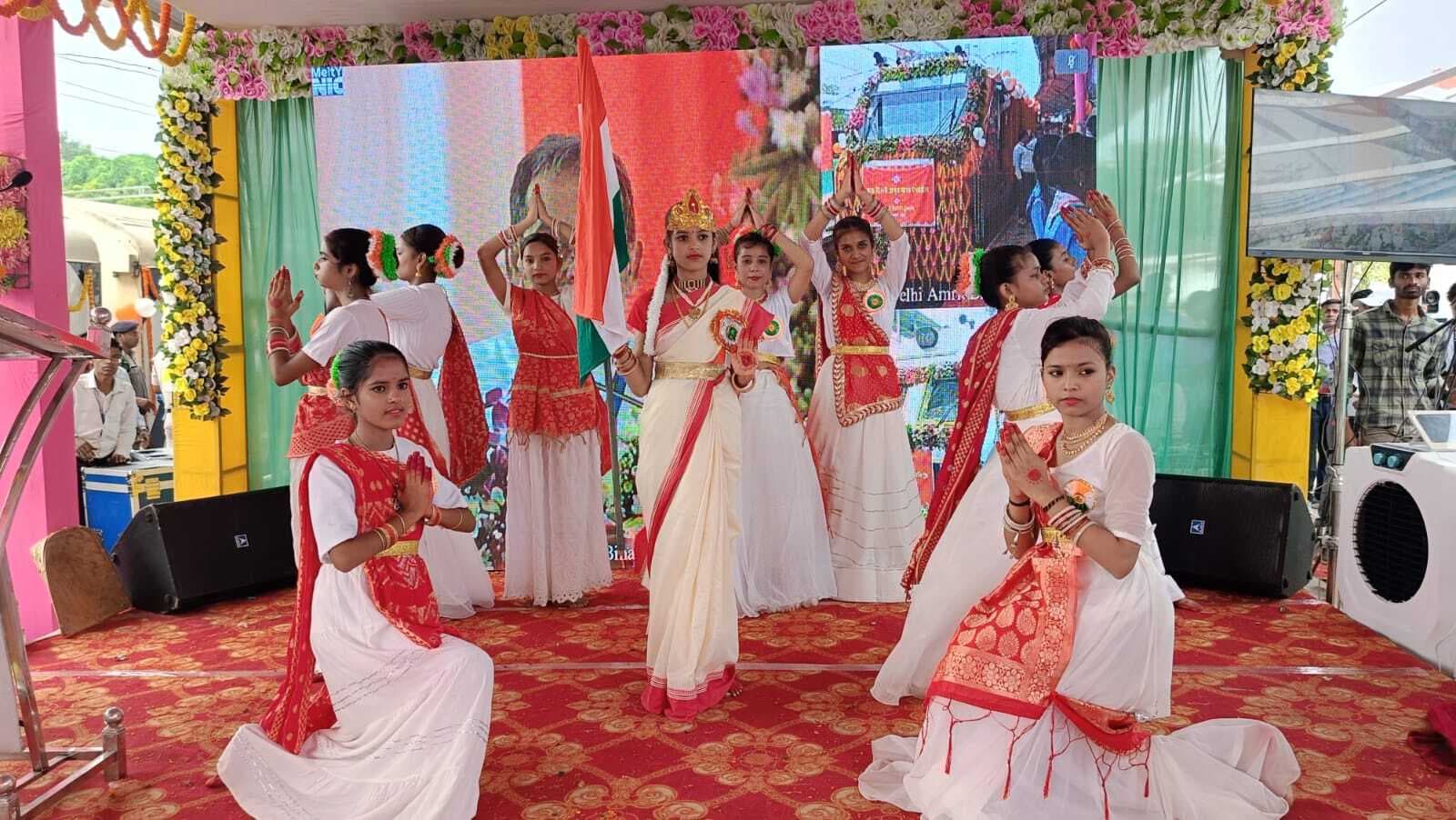 अमृत भारत ट्रेन उद्घाटन समारोह में केवि के बच्चों की शानदार प्रस्तुति