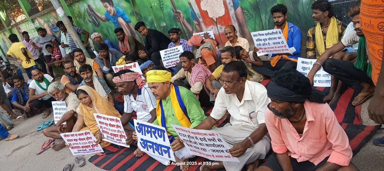 नगर निगम के मुख्य गेट पर आमरण अनशन पर बैठे संजय केशरी
