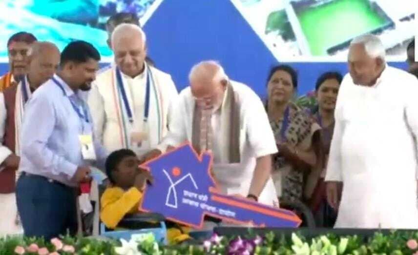 वजीरगंज के आवास योजना के लाभुक को पीएम ने सौंपी घर की चाबी
