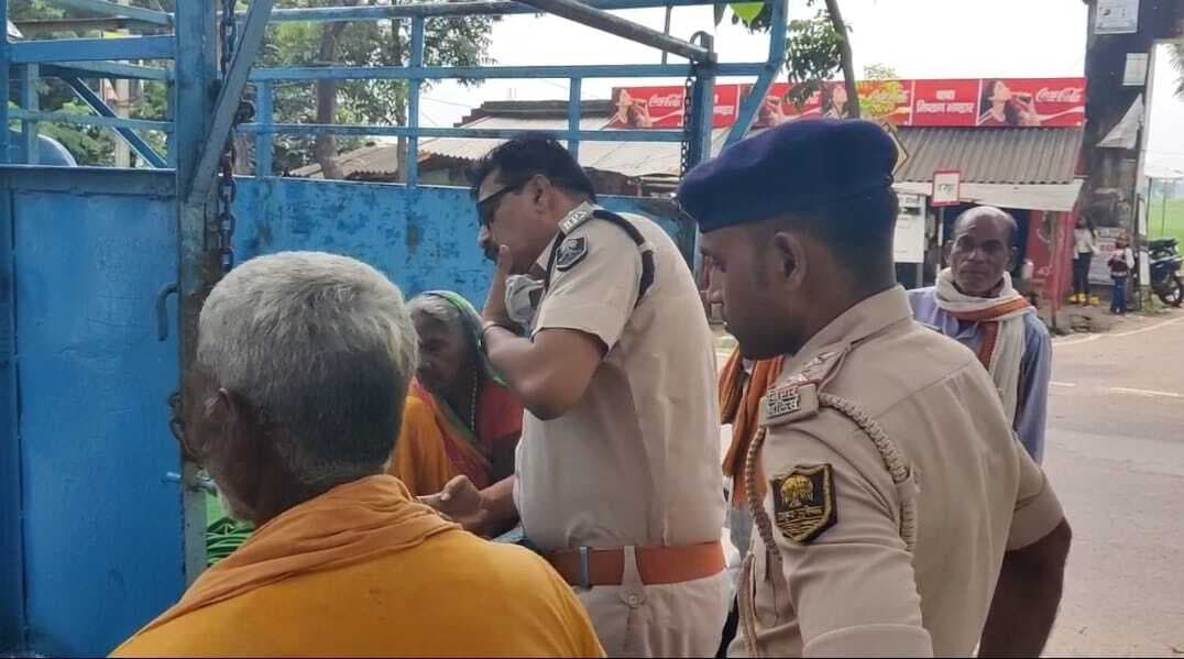 युवक का घर में संदूक के सहारे खड़ा मिला शव, परिजन बोले- हत्या हुई