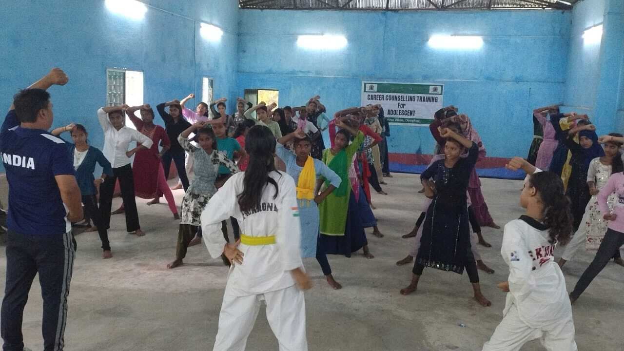 किशोरियों काे सेल्फ डिफेंस का मिला प्रशिक्षण