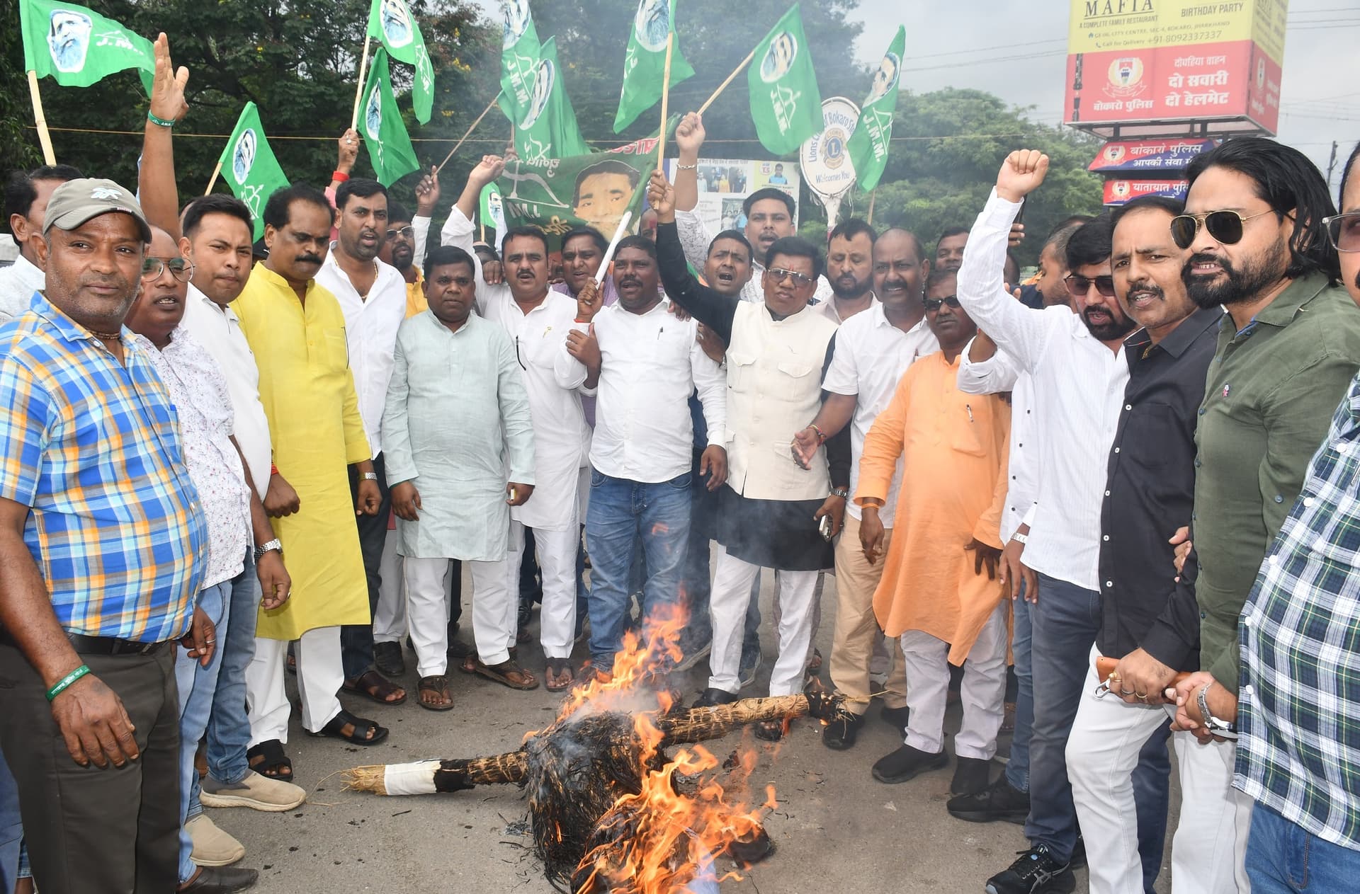 Bokaro News : झामुमो ने असंवैधानिक विधेयक के विरोध में केंद्र का पुतला दहन किया
