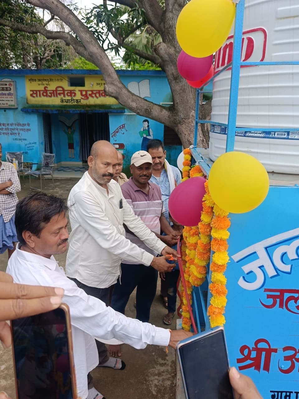 मुखिया ने शीतल पेयजल मशीन का किया उदघाटन