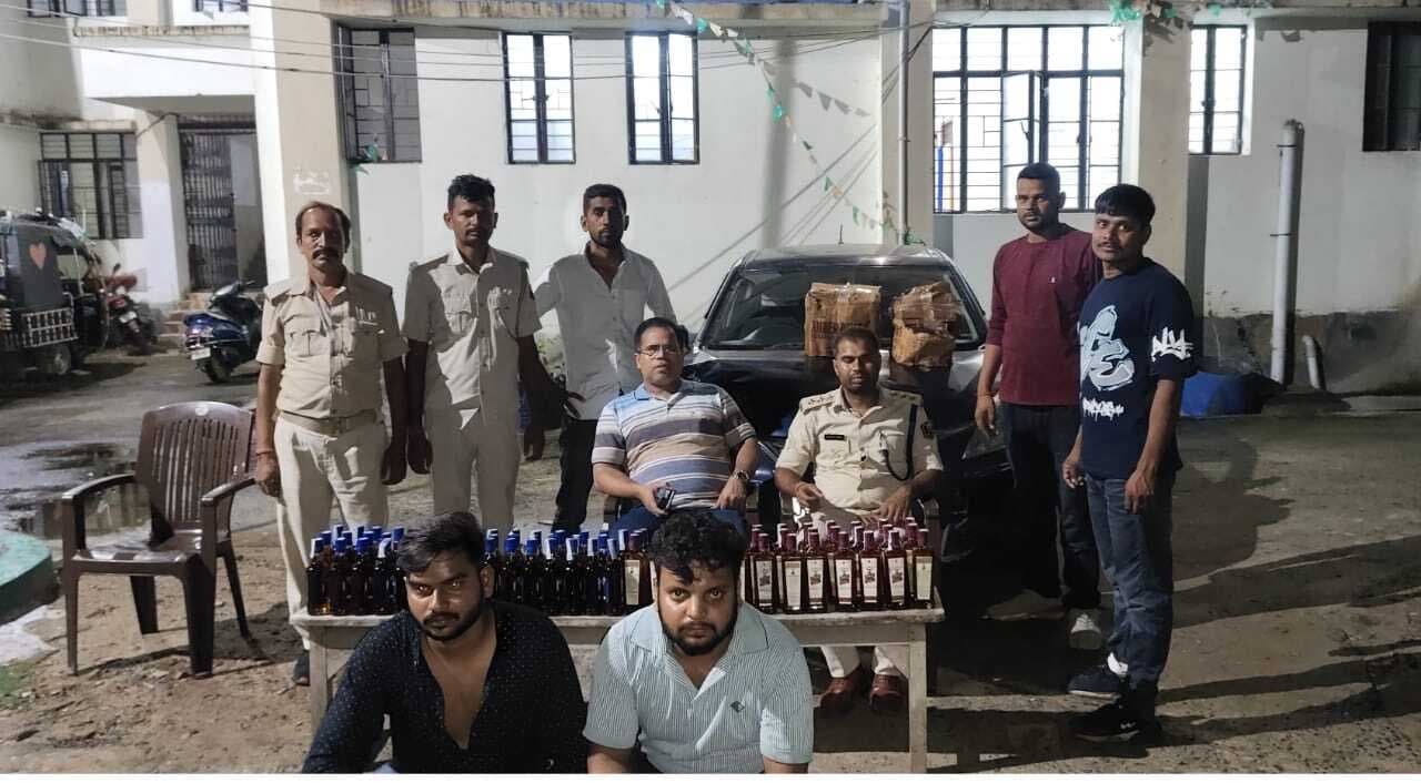 150 बोतल शराब के साथ दो तस्कर गिरफ्तार