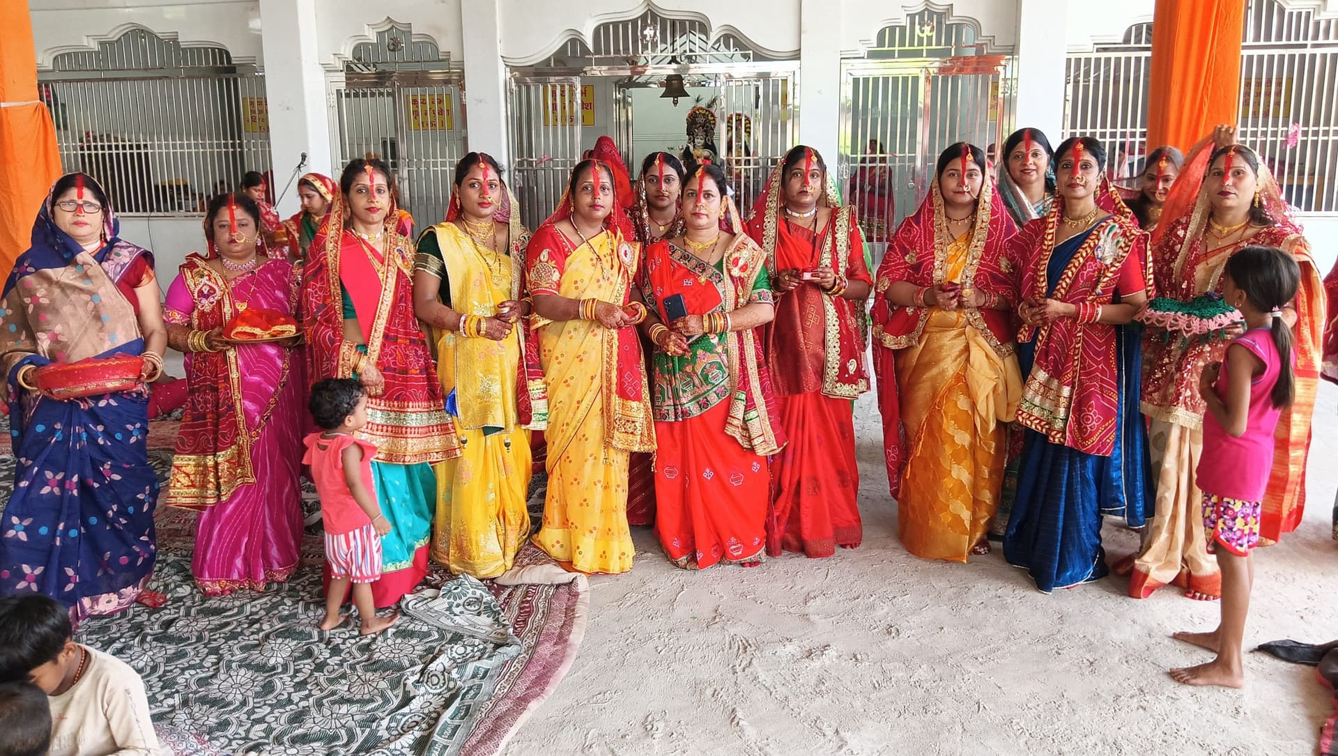 पति की लंबी उम्र के लिए सुहागिनों ने रखा निर्जला उपवास