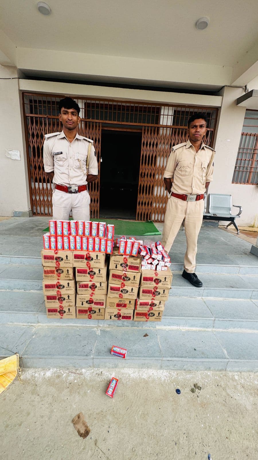 झाड़ियों में छिपायी गयी 21 कार्टन देसी शराब बरामद