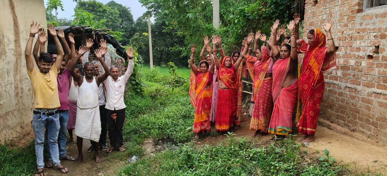 ऊपर नैयाडीह के ग्रामीणों ने मंत्री से की सड़क निर्माण की मांग