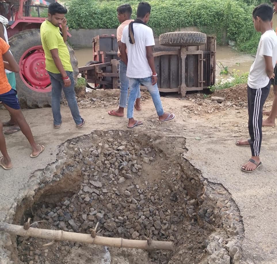 नदियों और नहरों में बढ़ते पानी के जलस्तर से सड़कें धंसी