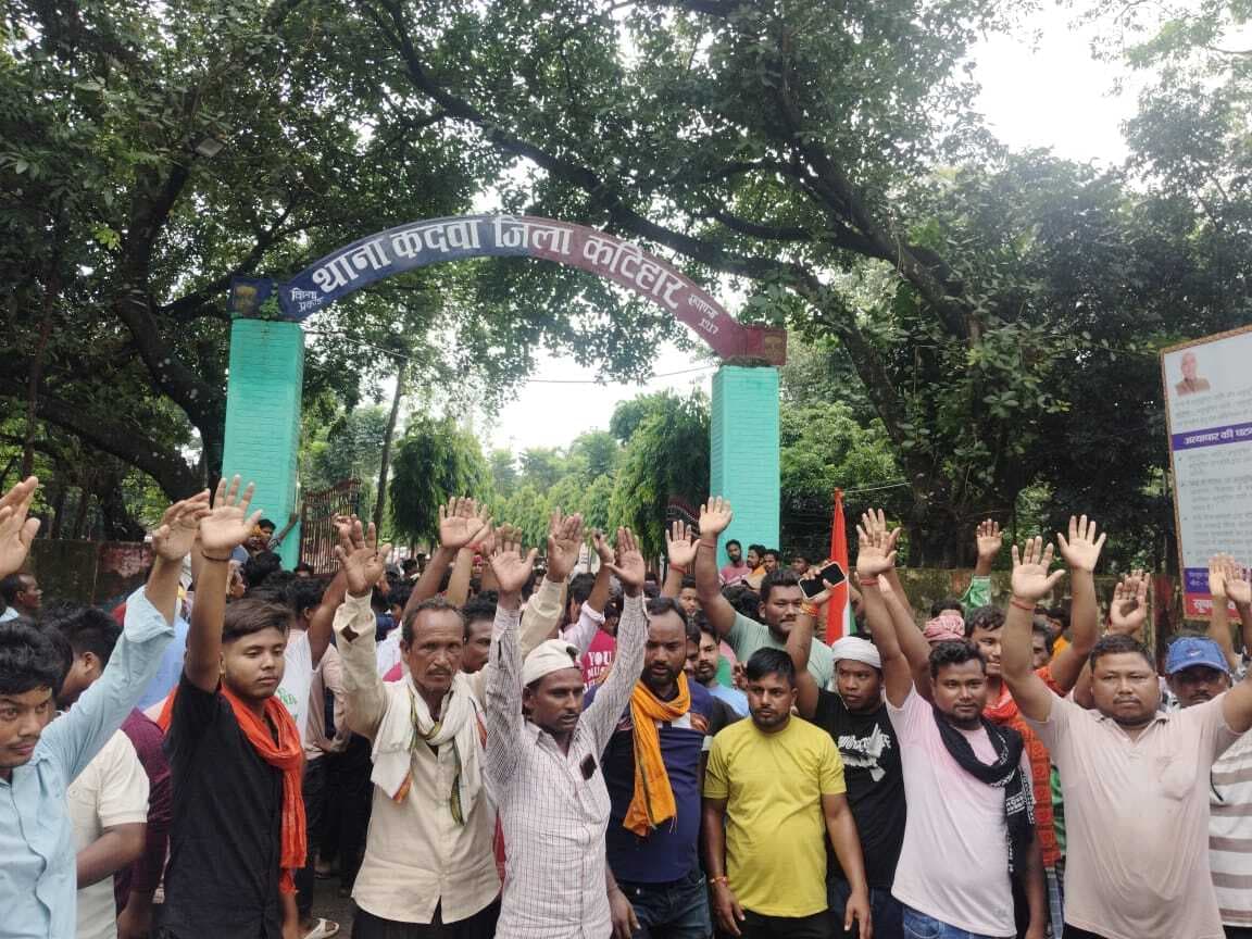 नाबालिग को बरामद करने व आरेापितों की गिरफतार को किया प्रदर्शन