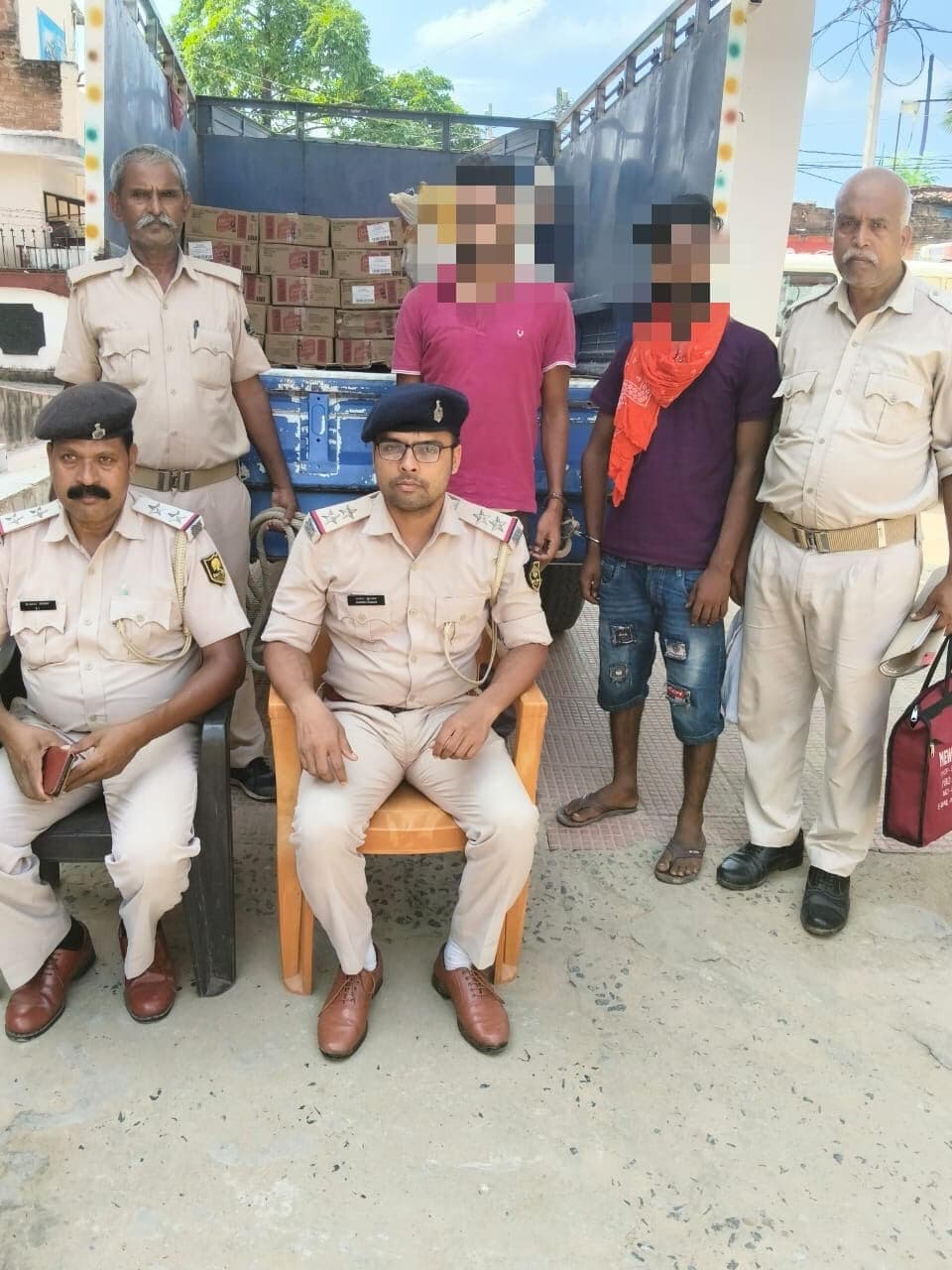 पिकअप वैन पर लोड 326 लीटर शराब बरामद, दो तस्कर गिरफ्तार