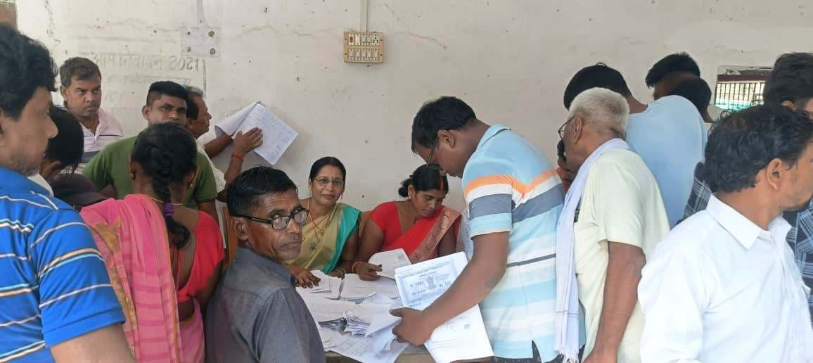 राजस्व महा अभियान के तहत कैंप लगाकर जमाबंदी पंजी प्रति का किया गया वितरण
