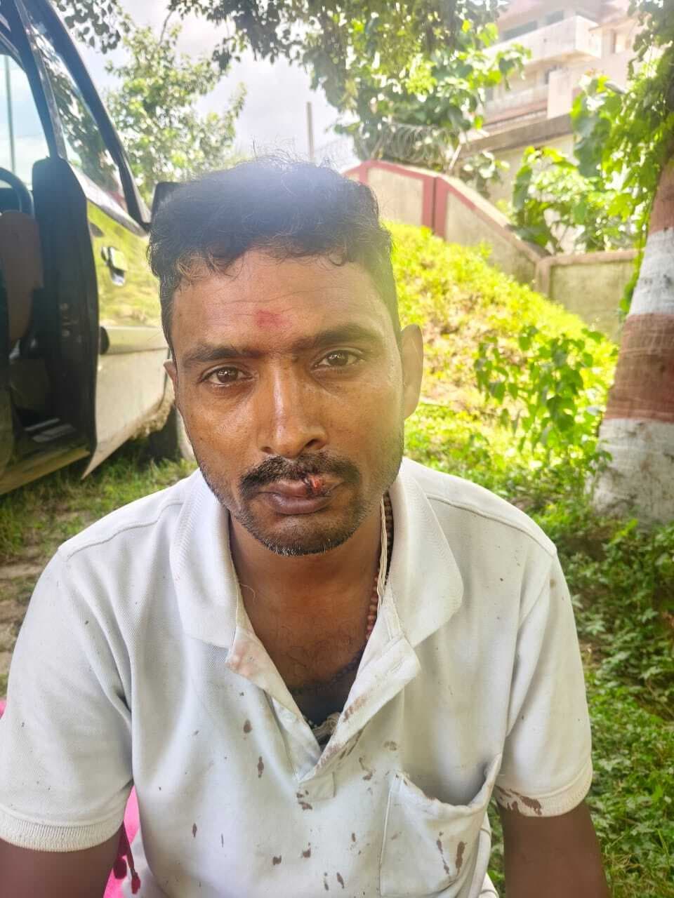 हथियार दिखाकर बाइक व मोबाइल की छिनतई