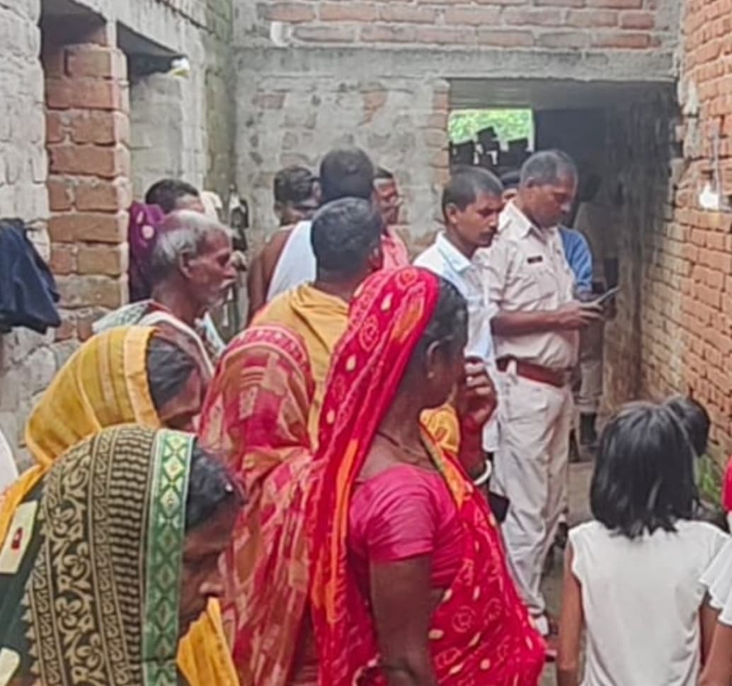 बानाडीह में दो घरों में चोरी, जेवरात, कपड़े, बर्तन व पानी के पंप के साथ नकदी ले उड़े चोर