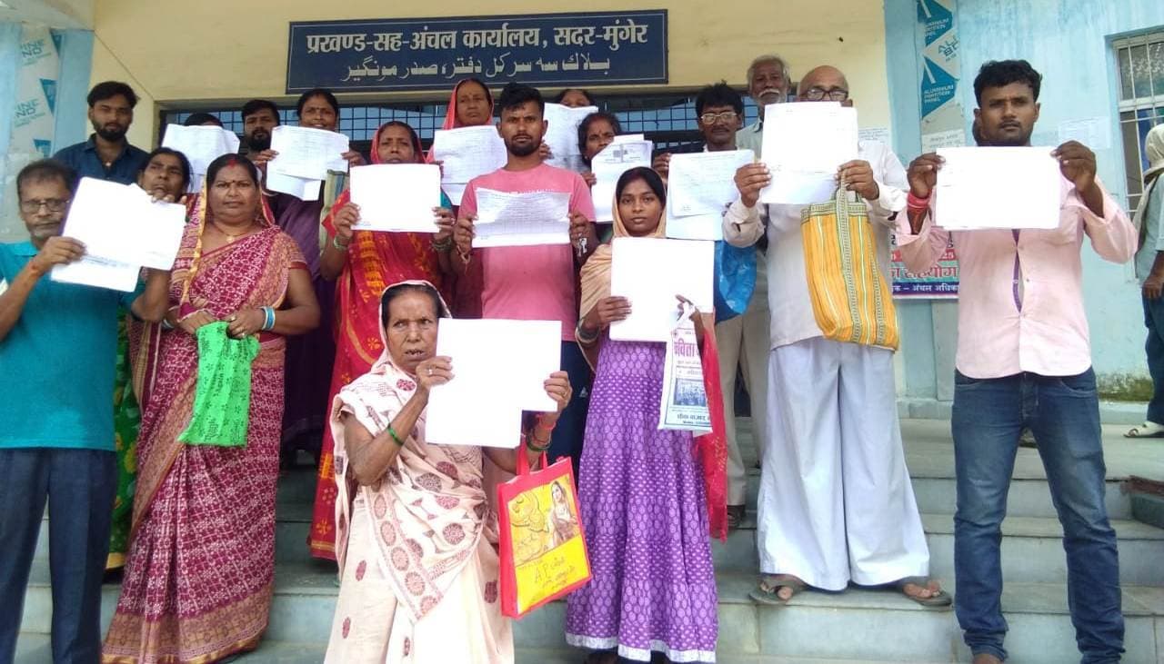 अनुग्रह सहायता राशि की मांग को ले सदर अंचल पहुंच बाढ़ पीड़ितों ने किया हंगामा